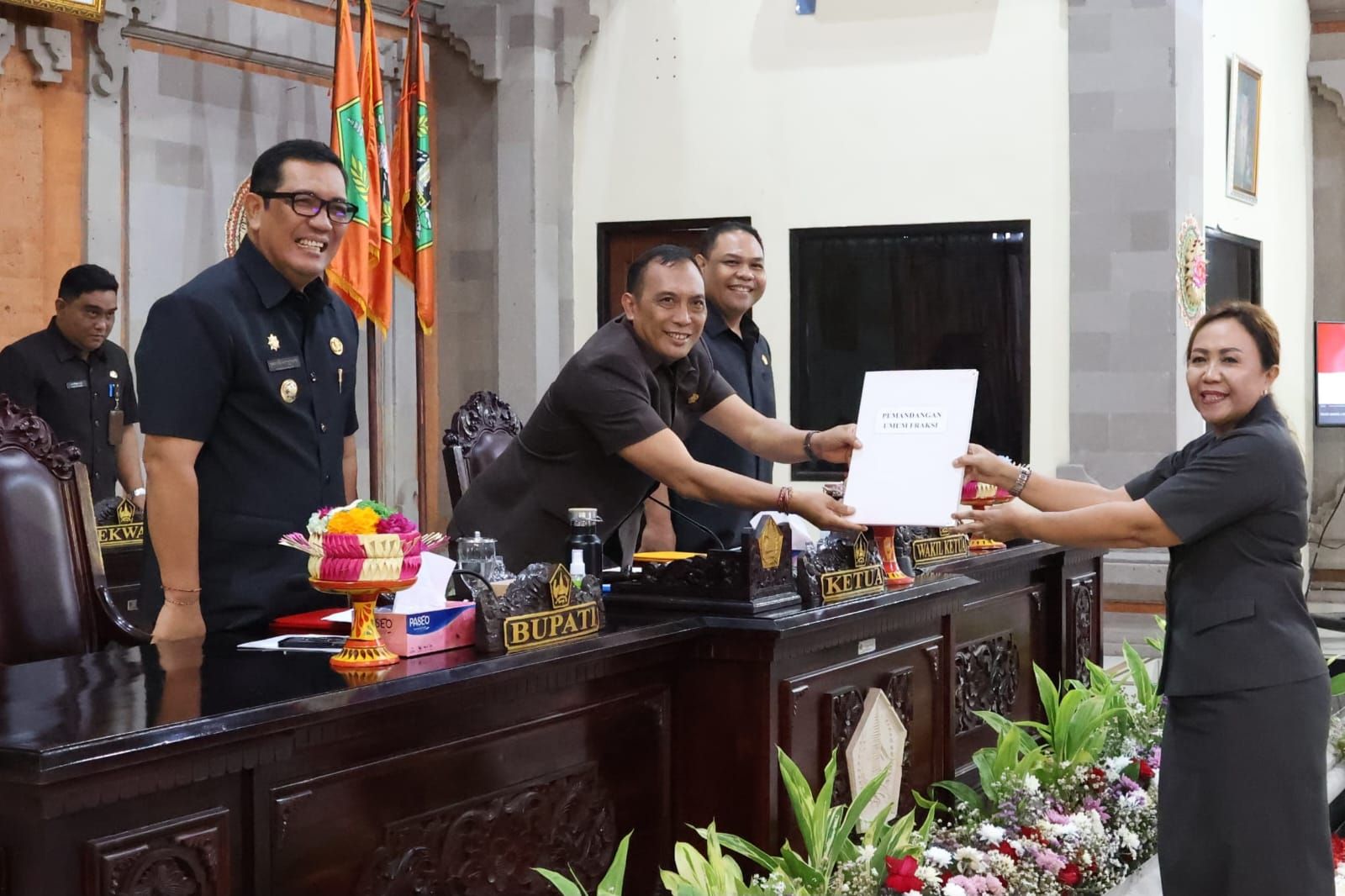 podiumnews.com-Bupati Tabanan Tanggapi Pandangan Fraksi DPRD Tentang 4 Ranperda